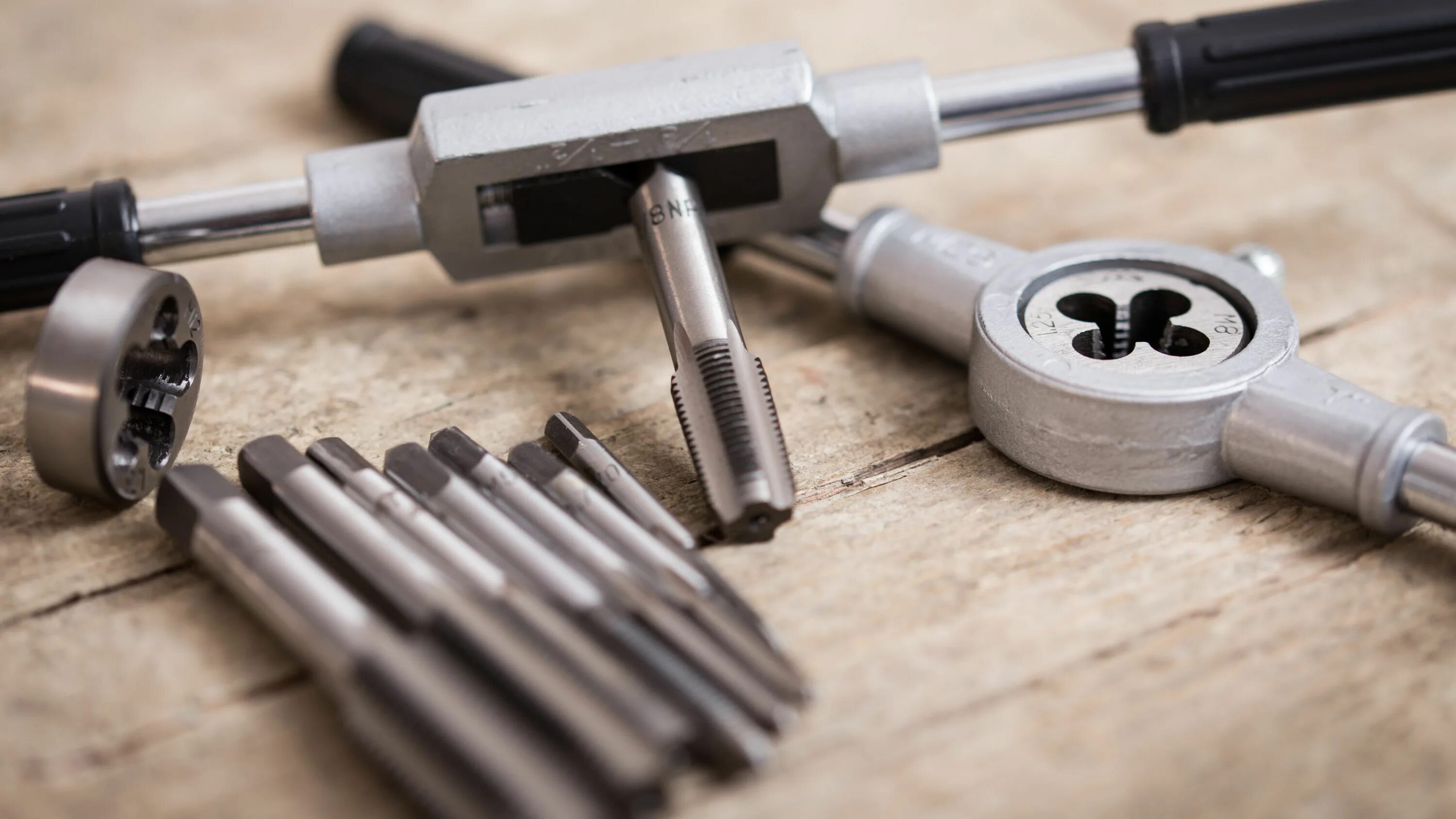 Инструмент для нарезания резьбы. Нарезание резьбы м20 плашкой. Нарезка резьбы. Как самому нарезать резьбу. Нарезание наружной резьбы плашкой схема.