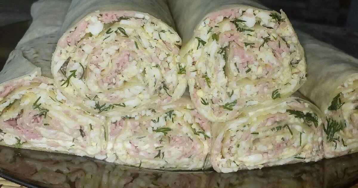 Чем начинить лаваш в домашних условиях вкусно. Вкусные рулетики из лаваша. Лаваш с начинкой. Рулет из армянского лаваша. Рулет из лаваша начинки.