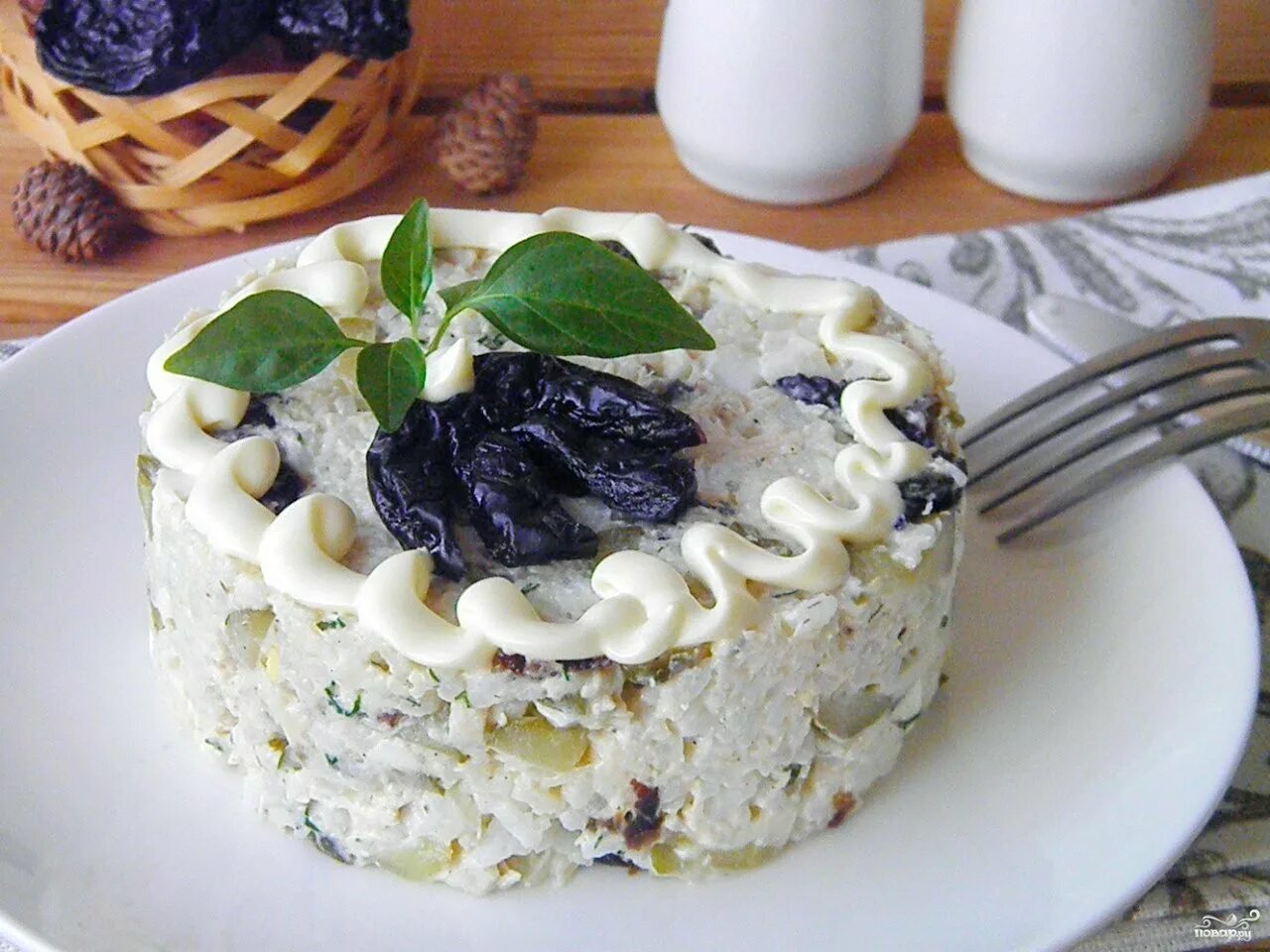 Салат из курицы с черносливом. Салат нежность с черносливом. Салат с черносливом и курицей. Салат венеция с черносливом и курицей. Салат нежность с курицей и черносливом.