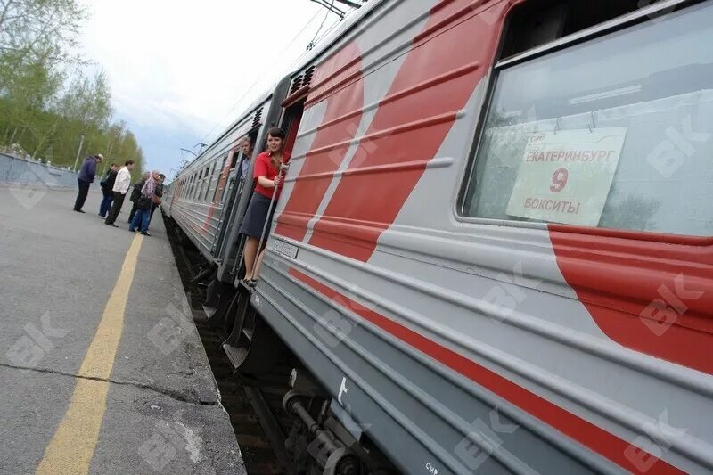 Поезд североуральск. Станция бокситы Североуральск. Бокситы – Серов – Екатеринбург. Железная дорога Серов Карпинск. Североуральск вокзал ЖД.