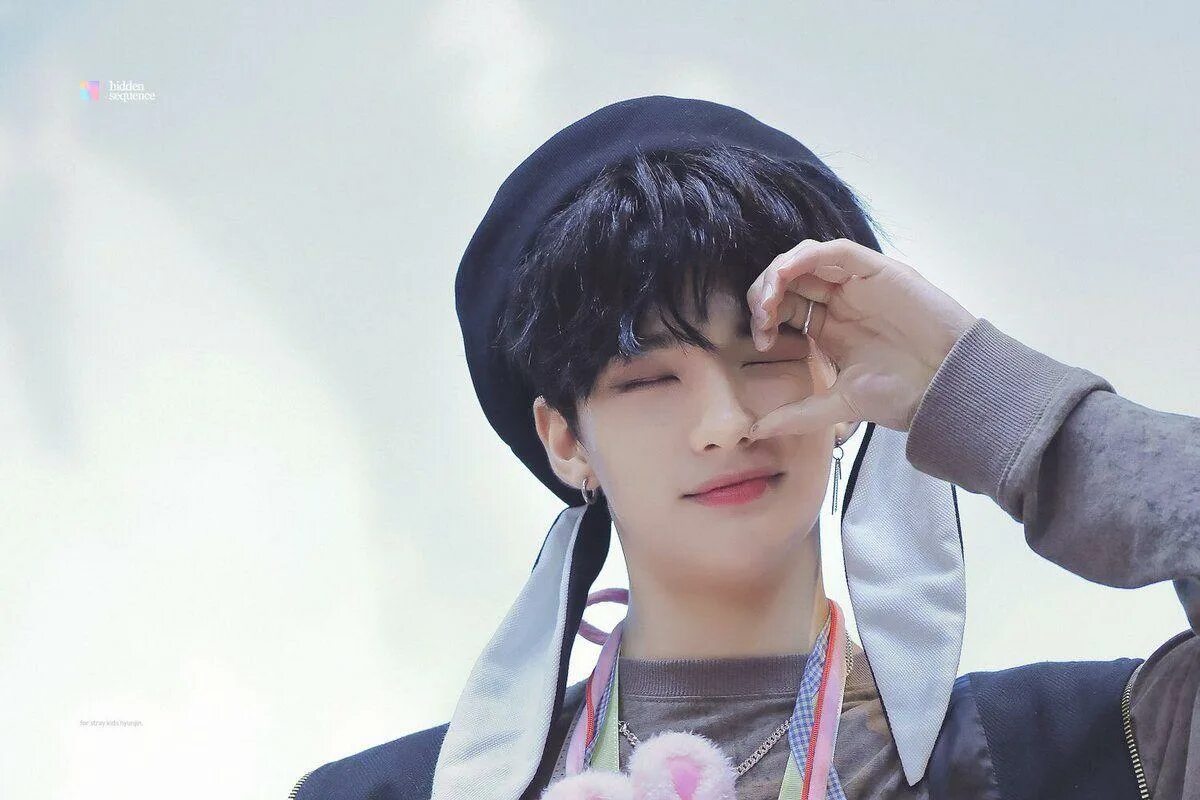 Hyunjin long for you перевод. Stray Kids Хёнджин. Stray Kids Хван Хёнджин. Хён Джин Stray Kids. Хван Хенджин 2023.