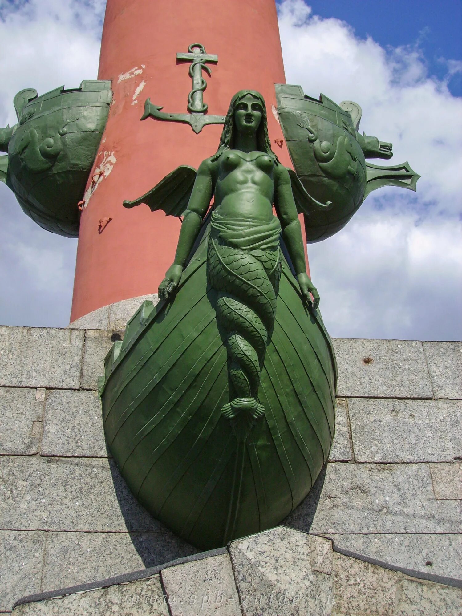 Ростры на ростральных колоннах в спб. Ростр на ростральной колонне. Нос корабля. Носы кораблей на ростральных колоннах. Ростральные колонны ростра.