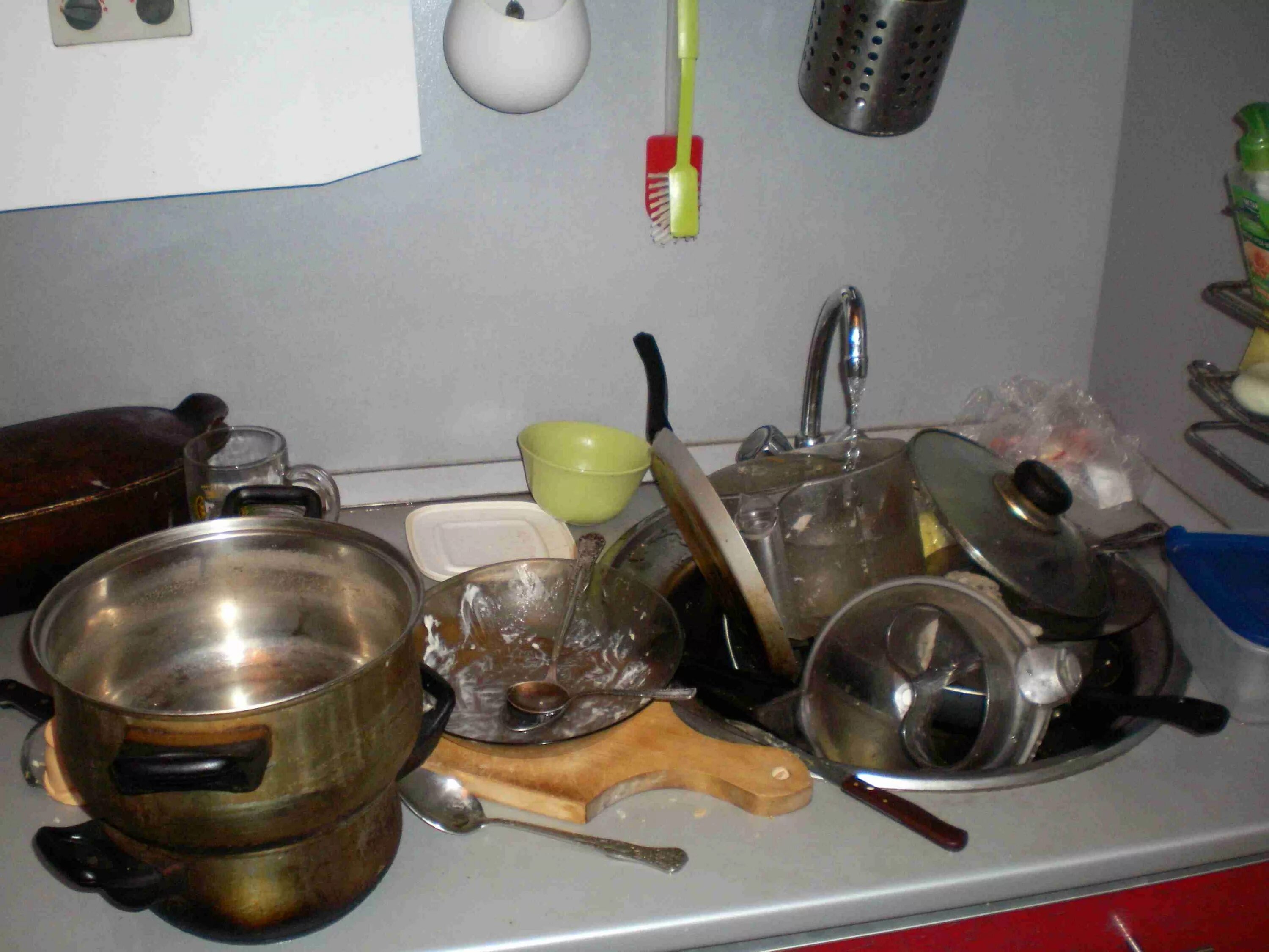 Помыть посуду в гостях. Чужая посуда в доме. Чужая посуда в доме примета. Посуда ночь.