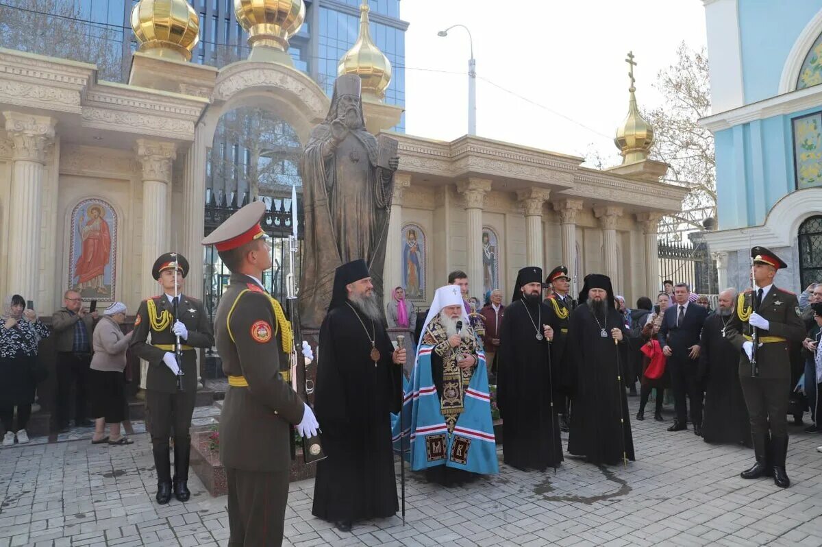 Святые ташкента. Памятник Войно Ясенецкому в Ташкенте. Церковь. Ташкент епархия Войно-Ясенецкий.