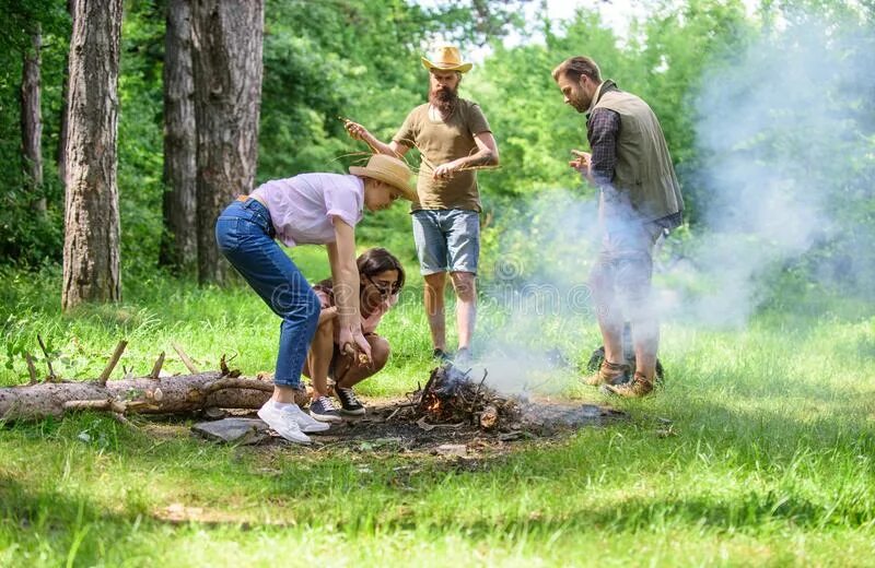 Camping company. Пикник у костра в лесу. Co Camp.