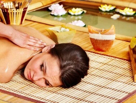 Oil massage videos. Тайский Арома Ойл массаж. Аюрведический массаж масло. Тайское масло для массажа. Тайский массаж Краснодар.