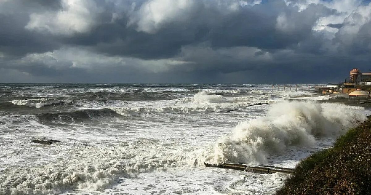 Шторм в сочи сегодня сколько. Шторм на черном море. шторм на черном море фото. черное море, шторм,пляж. черное море штормит.