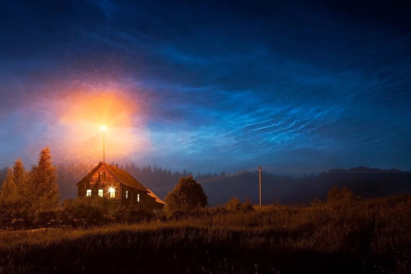 Ночь в деревне. Деревенский дом ночью. Вечер в селе. Домик в деревне вечером. Когда будет вечер в деревне