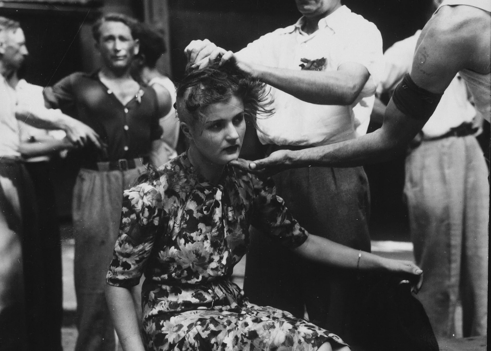 что немцы делали с девушками. что немцы делали с девушками. немки в германии в 1945 и советские солдаты. что немцы делали с девушками. немецкие солдаты и женщины.