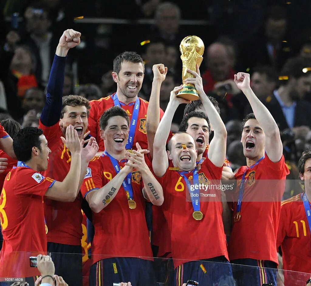 Фернандо морьентес сборная испании. Карлес пуйоль футболист. Фернандо йерро реал лига чемпионов 2002. Римская испания легенда 2010. Римская испания легенда 2010.