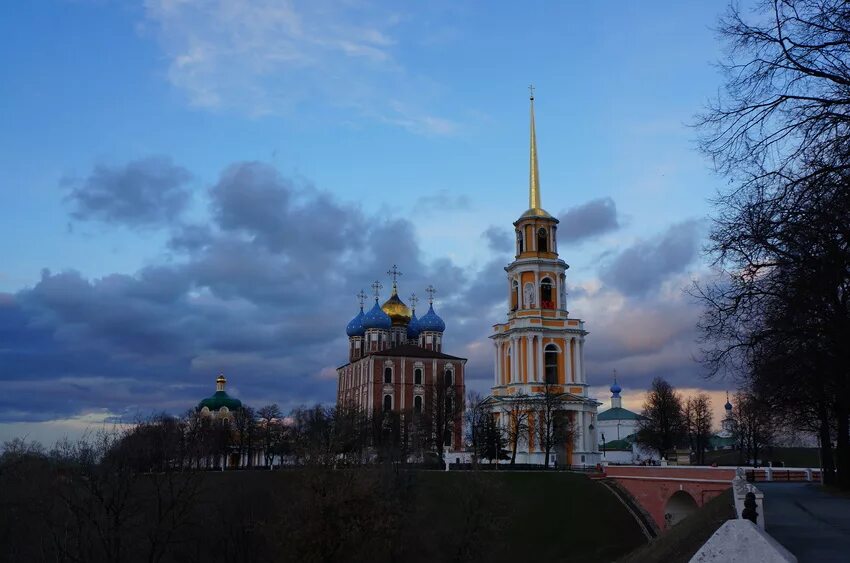 Рязанский Кремль Рязань. Рязанский Кремль площадь. Рязанский Кремль путеводитель. Рязанский кремль сайт