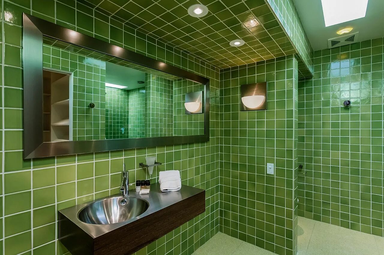 Зеленая ванна купить. Темно зеленая ванная комната. Ванная в зеленых тонах. Зеленая стена в ванной. Салатовая ванная.