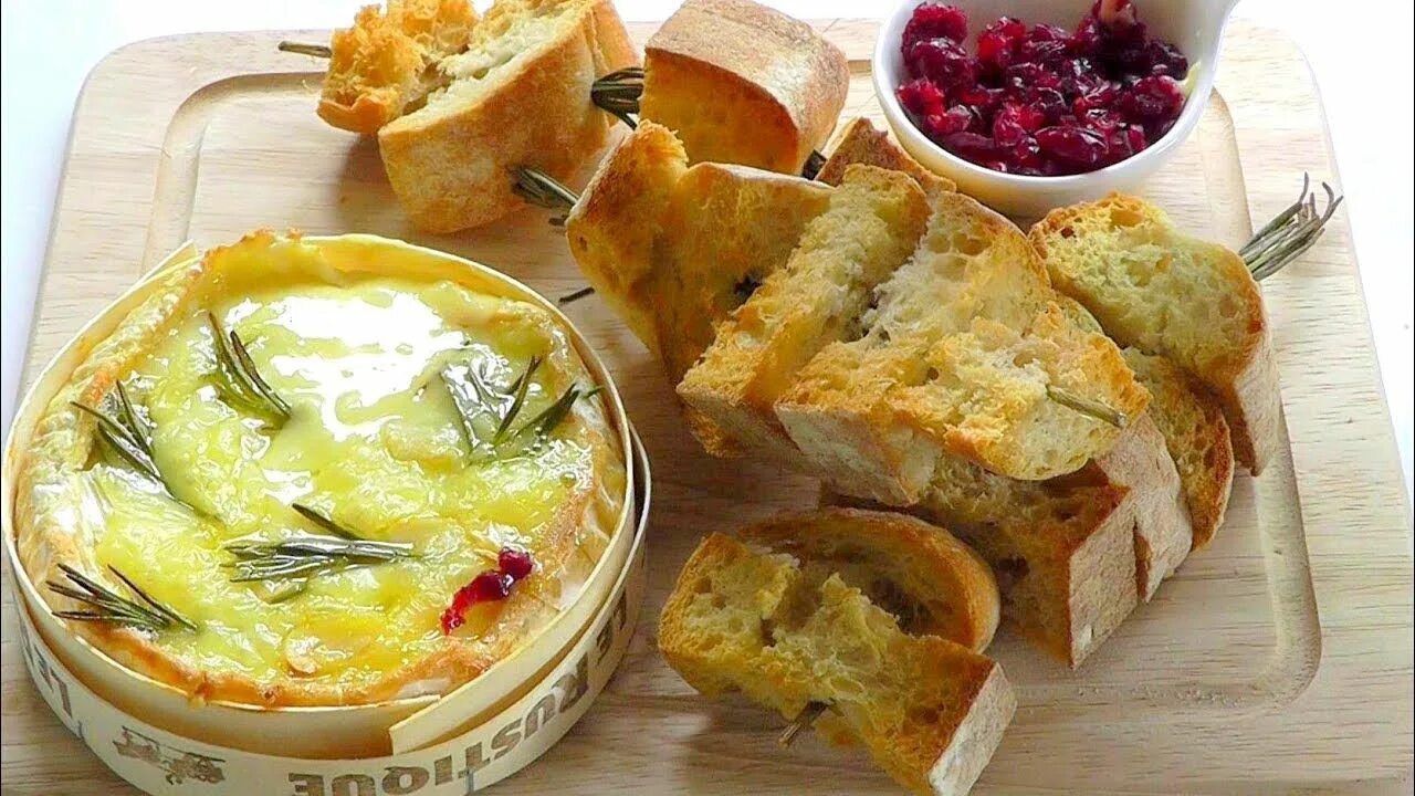 Камамбер с помидорами и багетом в духовке. Сыр камамбер с гренками в духовке. сыр камамбер в духовке. запеченный камамбер с гренками. сыр в духовке с сухарями камамбер.