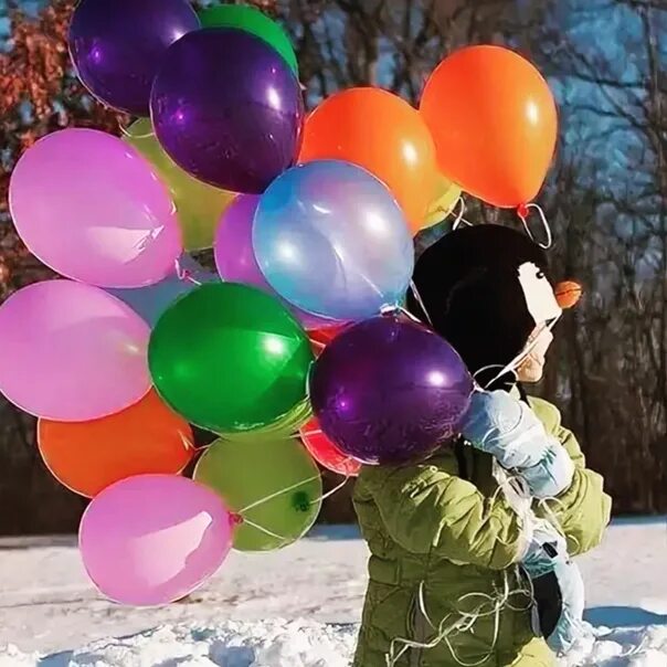 Воздушные шарики зимой. Воздушные шары зимой. Фотосессия зимой с шарами. Шарики зимой на улице. Фотосессия с гелиевыми шарами зимой.