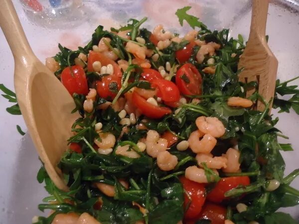 Салат с креветками и кедровыми. Руккола с черри и кедровыми орешками. Салат с рукколой помидорами и креветками и кедровыми. Салат с креветками и кедровыми орешками. Салат креветки руккола черри моцарелла.