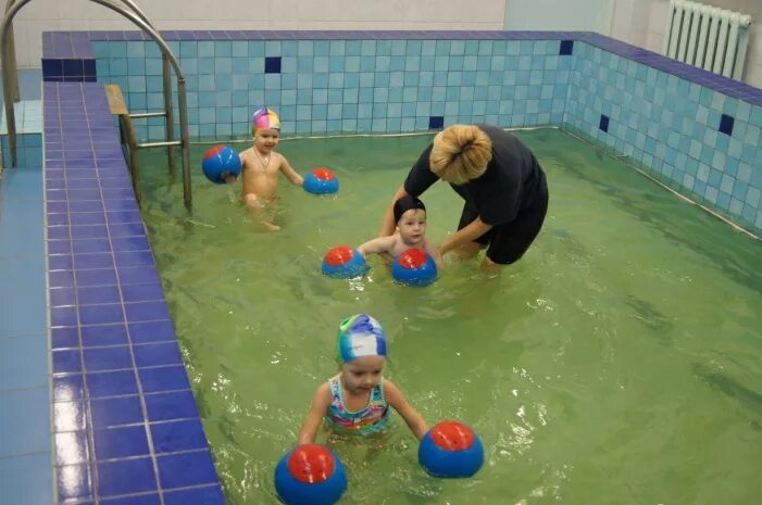 Занятия в бассейне для детей в детском саду. Бассейн в детском саду. Раннее плавание. Детский бассейн работа. Инвентарь для бассейна для детей.