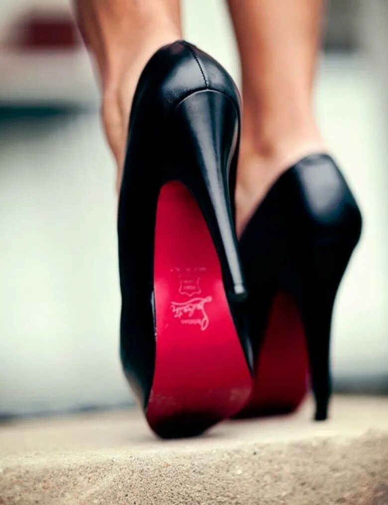 Лабутены Кристиан диор. Луи Виттон туфли с красной подошвой. Ноги в туфлях на высоких каблуках. Каблуки женские.