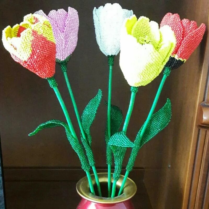 Букет тюльпанов из бисера. Тюльпаны из бисера. Тюльпаны из бисера. Плетение бисером тюльпан. Тюльпаны из бисера.