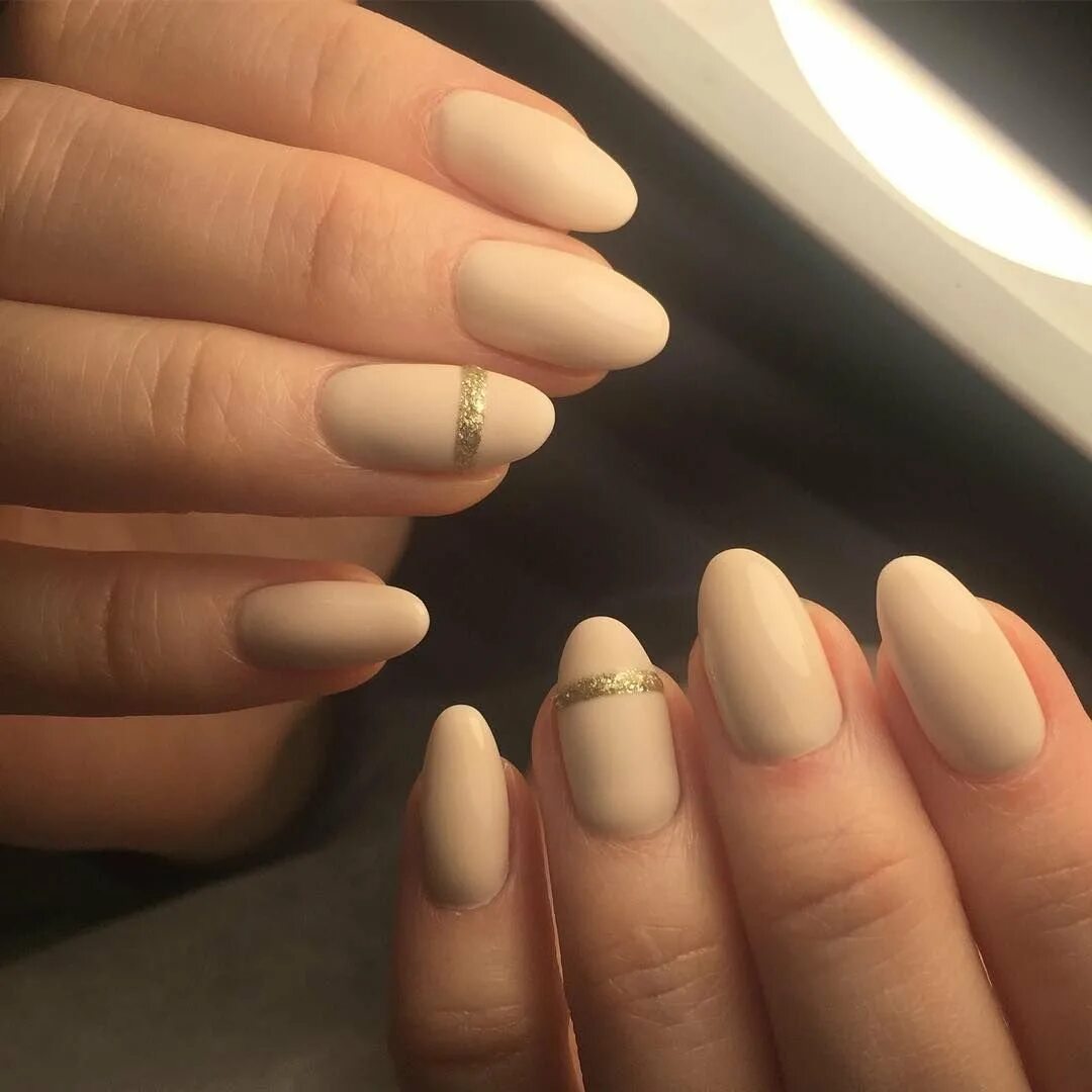 Ногти коричневые с бежевым. Ногти матовые бежевые. Бежевый матовый маникюр на короткие. Матовый нюд 2022. Матовый бежевый.