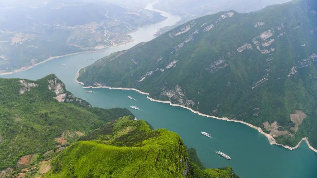 Где начало реки янцзы. Qutang gorge Чунцин. Янцзы. Моганьшань река Янцзы. Храм в Янцзы.