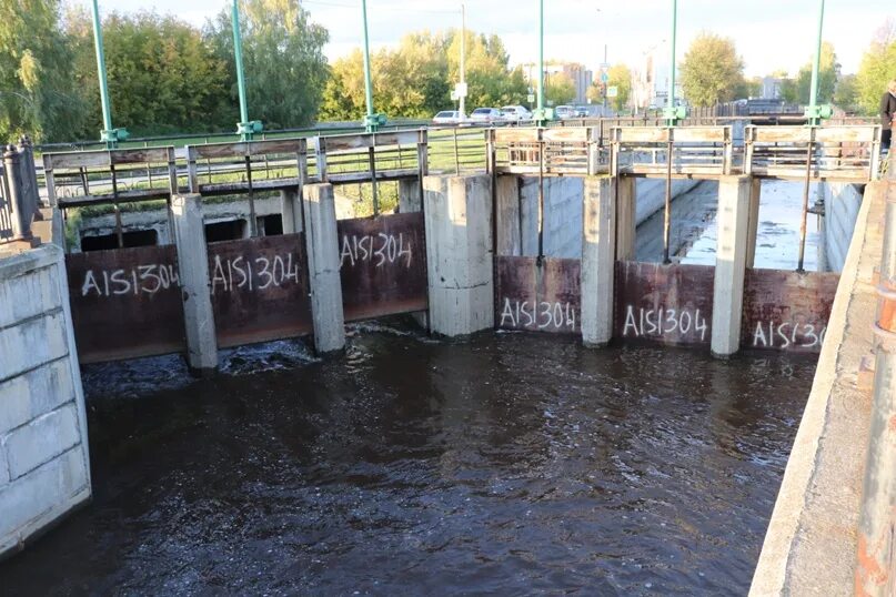 Поднять шлюз. Шлюз на Обводном канале. Архангельск пруд на Обводном канале. Река Бунарка. Канал с водой.