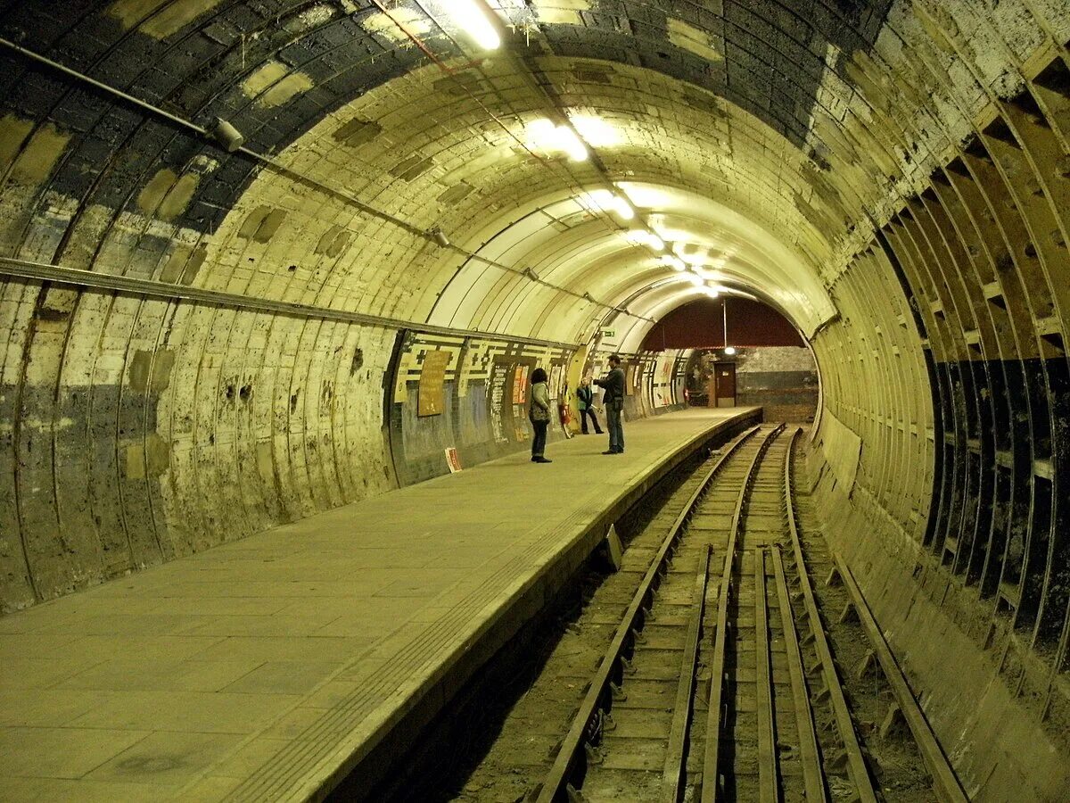 Underground метро лондона. Станция бейкер стрит. Линии лондонского метро. Линия пикадилли метро лондон. Метро лондона станция клэпем норт.