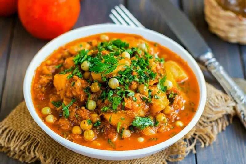 Картофель тушеный с тушенкой. Тушёная картошка с тушёнкой. карри из картошки с горошком. вторые блюда с тушенкой.