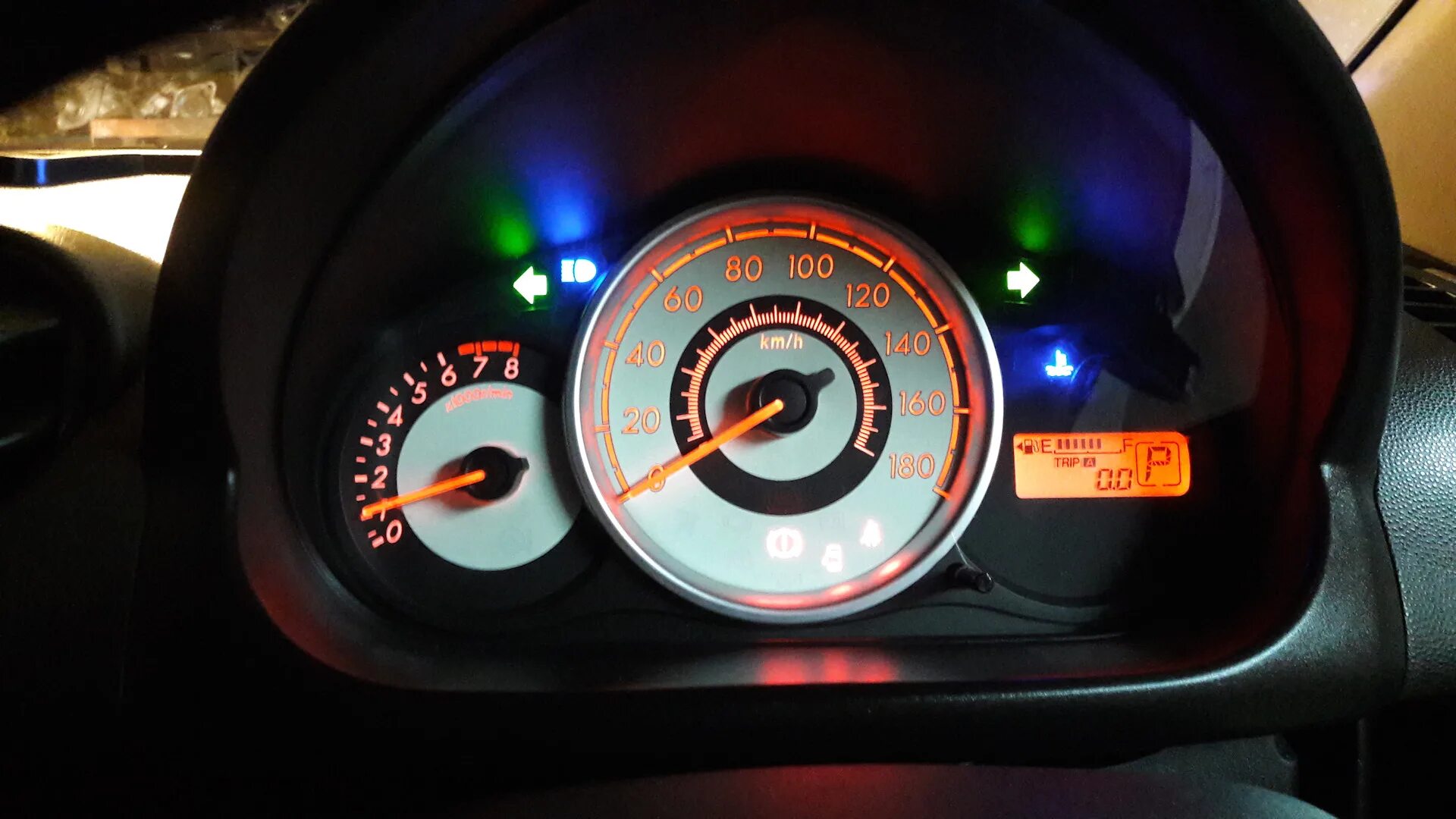 Оптитроновая панель мазда демио 2005 года. Приборка с тахометром mazda 323 ba. Мазда демио тахометр. Мазда демио тахометр. Приборная панель на мазда демио 1 с тахометром.