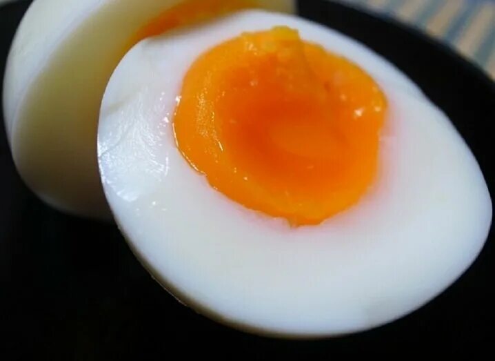 Яйцо в крутую. Вареные яйца. Разрезанное вареное яйцо. Яйцо в разрезе.