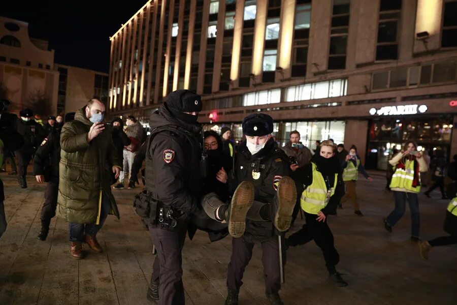 Массовые протесты в России. Антивоенные протесты в Москве 2022. Протесты в Москве против войны. Массовые аресты в Москве.