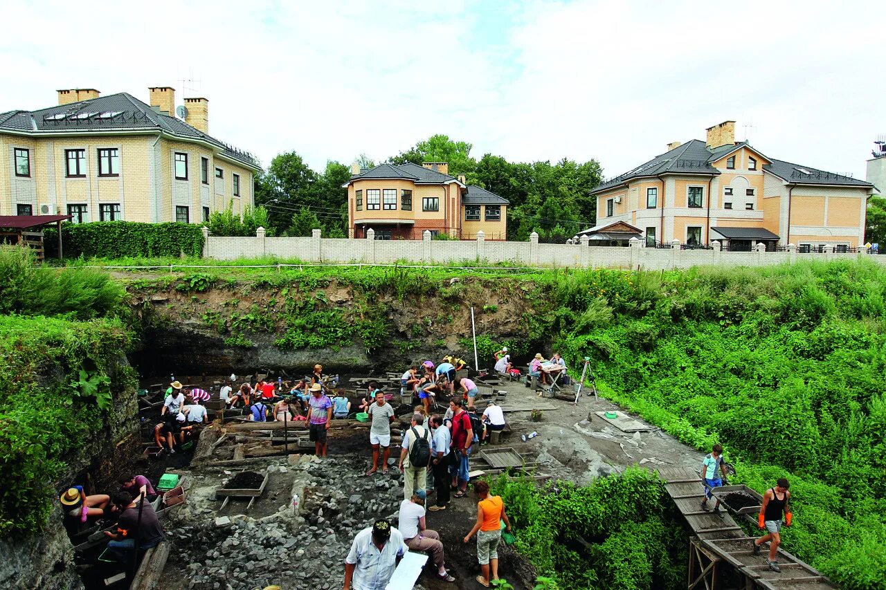 раскопки в великом новгороде. троицкий раскоп великий новгород находки. неревский раскоп великий новгород. великий новгород археология троицкий раскоп. раскопки в великом новгороде.
