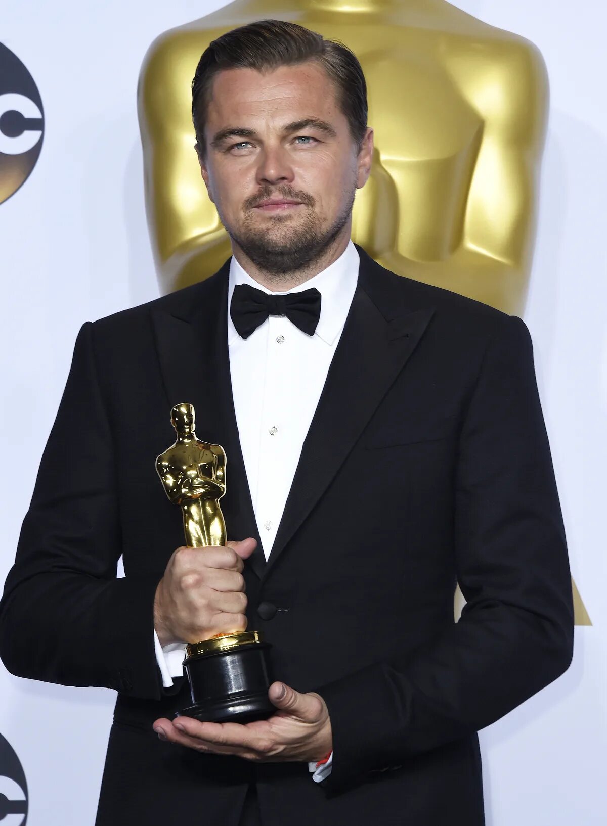 Оскар oscar. Леонардо ди каприо. леонардо ди каприо оскар. леонардо ди каприо победитель. леонардо ди каприо с оскаром фото.
