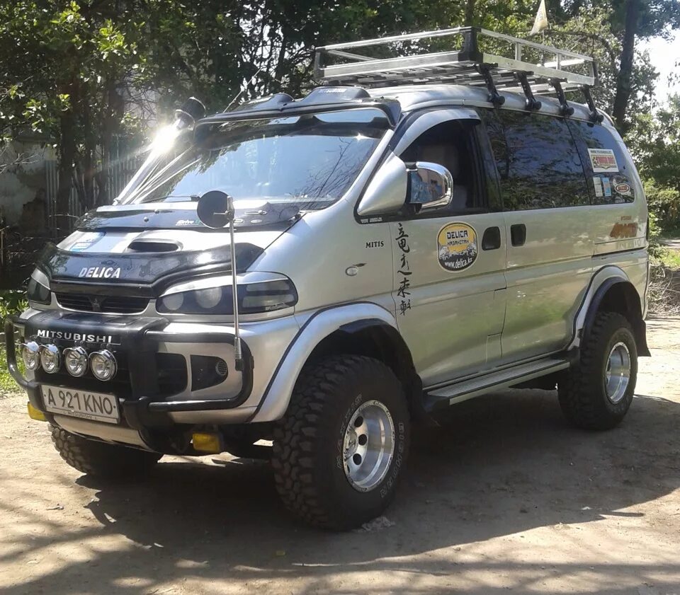 Купить делику в хабаровске. Митсубиси Делика. Делика 4 поколения. Mitsubishi Delica l400. Mitsubishi Delica l200.