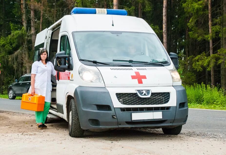 Машина скорой помощи больного в больницу. Автомобиль скорой помощи. Медицинская машина. Санитарный автомобиль. Транспортировка скорой помощи.