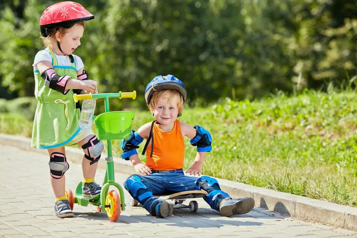 Skate bike. Ребенок на самокате. Дети в парке. Дети на самокатах и велосипедах. Дети с велосипедом.