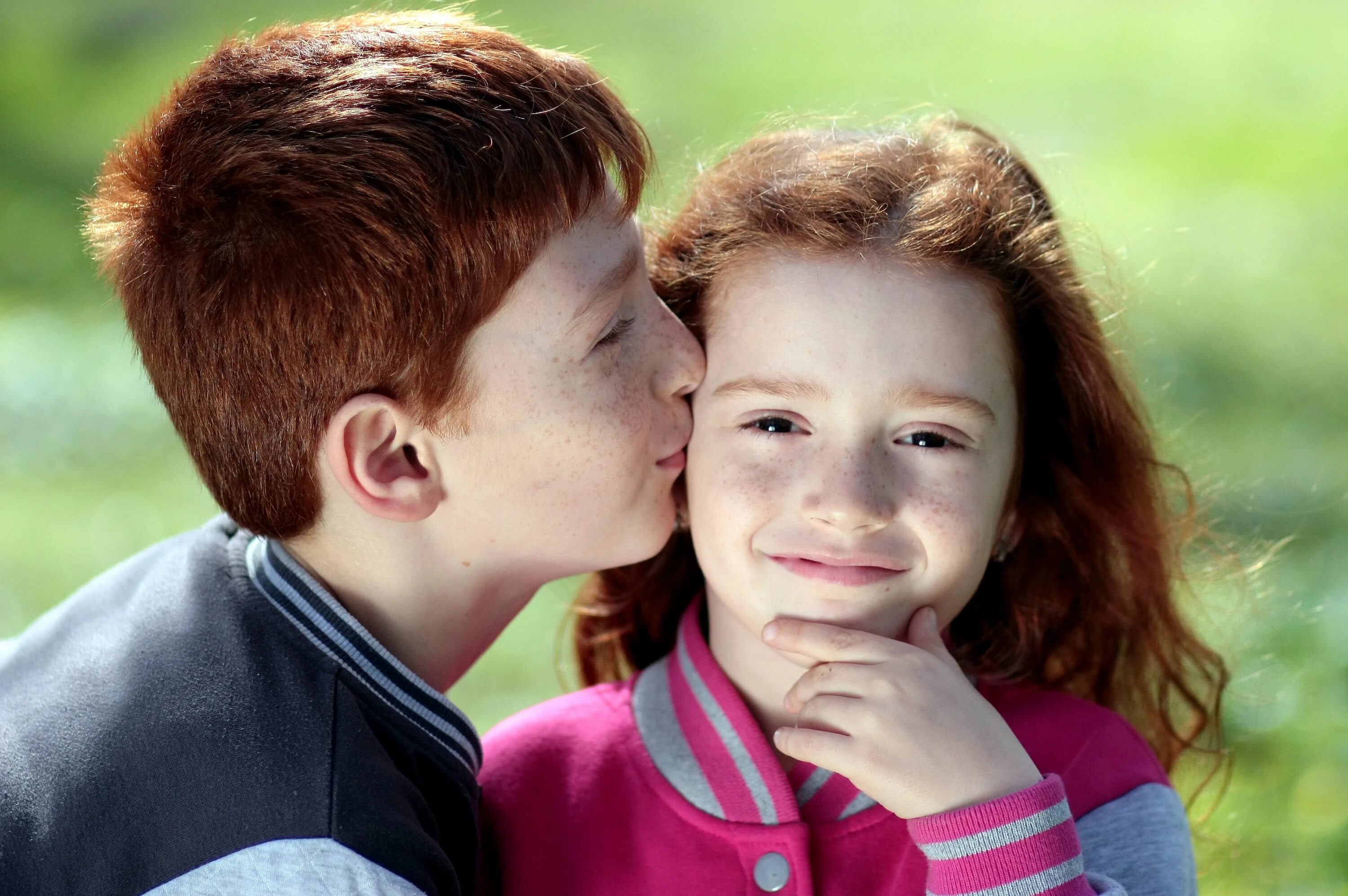 Любовь детей 12 лет. Детский поцелуй. Поцелуй в щечку дети. She a brother and a sister