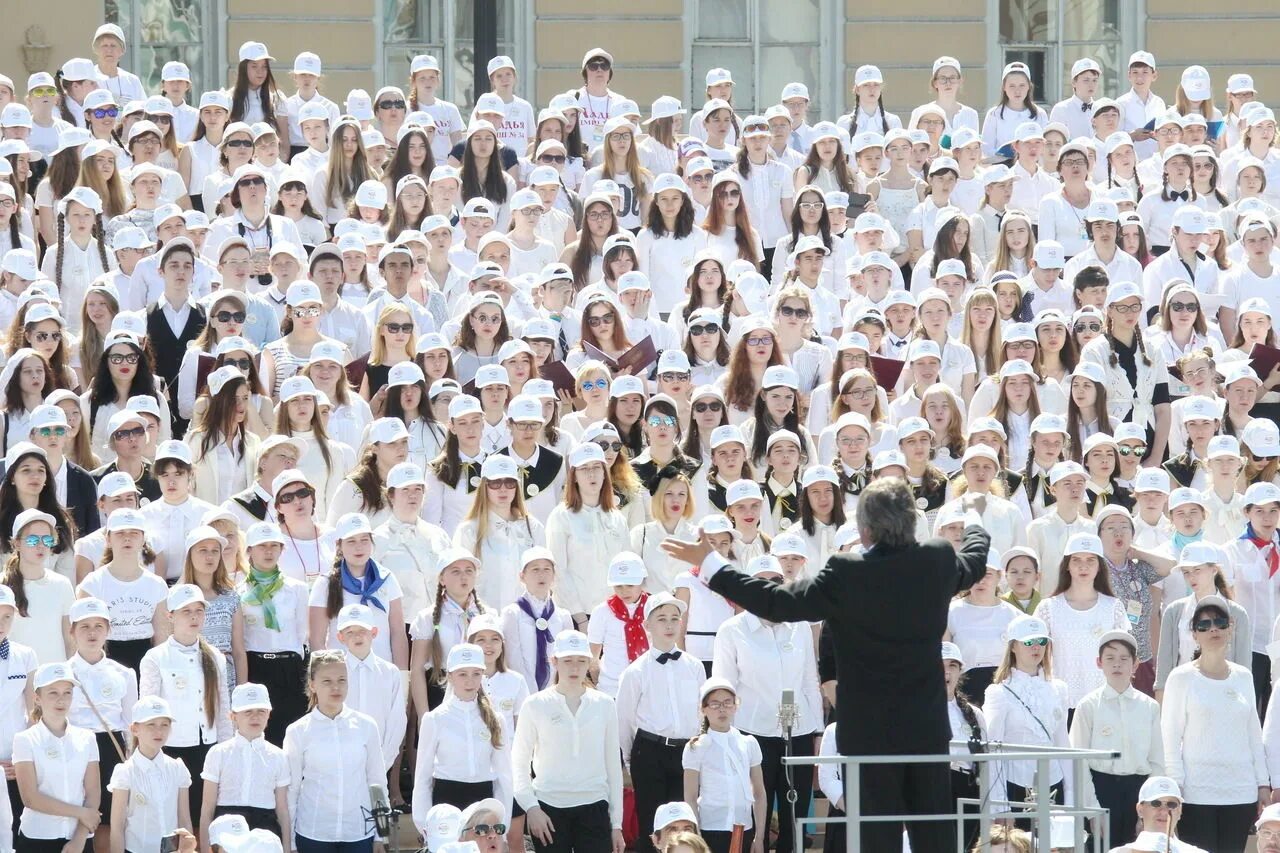 Где находится хор. День славянской письменности хор в СПБ. Хор на Дворцовой. Хор в белом одежде. Сводный хор СПБ.