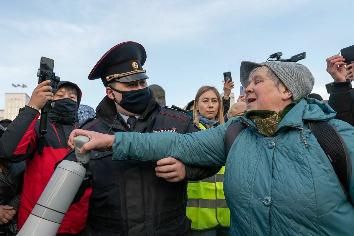 Последние новости в улан. Митинг в Улан Удэ. Митинг Улан-Удэ Навальный. Улан Удэ 21 апреля митинг. Митинг на площади советов Улан-Удэ.