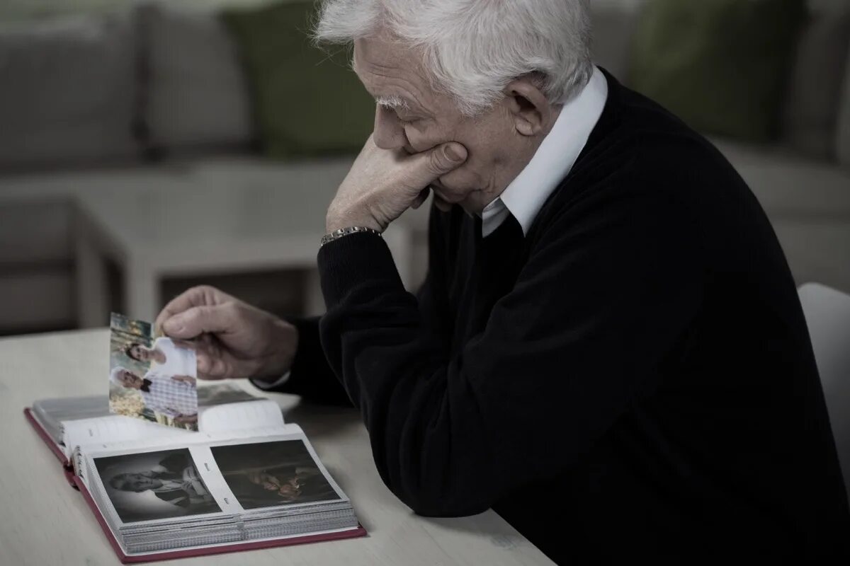 Вдовец. Вдовец картинки. Человек с деменцией. Деменция фото. Почему вдовцы