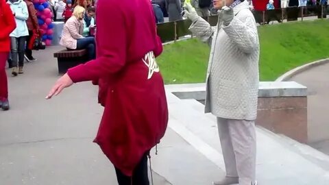 Бабушка танцует на улице