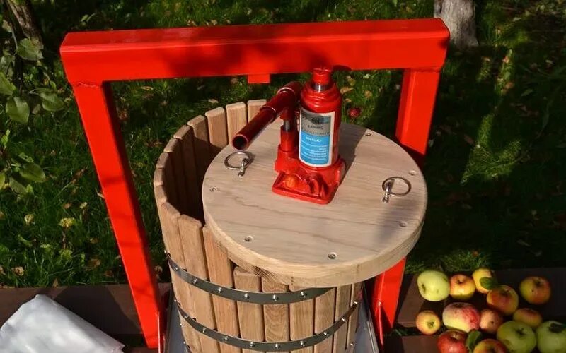 Сделать сок своими руками. Деревянный пресс для отжима сока. Пресс для яблок с домкратом. Сокодавилка для яблок гидравлический. Отжим сока из яблок.