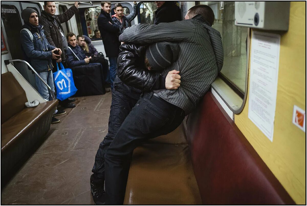 Драка в вагоне Московского метро. Прижался в метро. Нападение на поезд