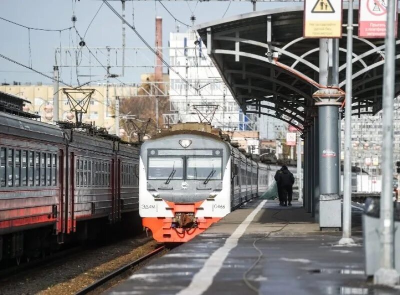 Белорусское направление электричек что случилось. Белорусское направление электричек что случилось. Электричка сбила 2 людей. Столкновение электрички и поезда на белорусском направлении. Белорусское направление электричек что случилось.