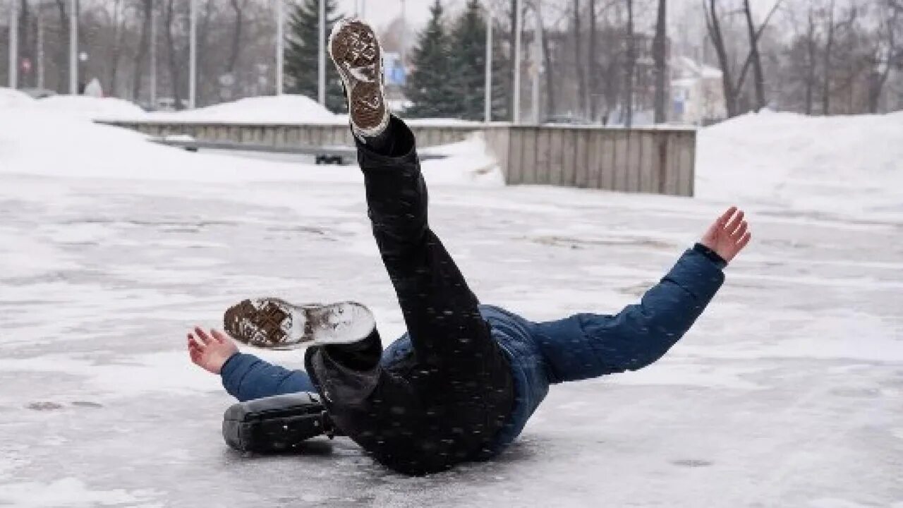 Падение в гололед. Человек падает на льду. Подскальзывается на льду. Поскользнулся на льду. Гололед падает