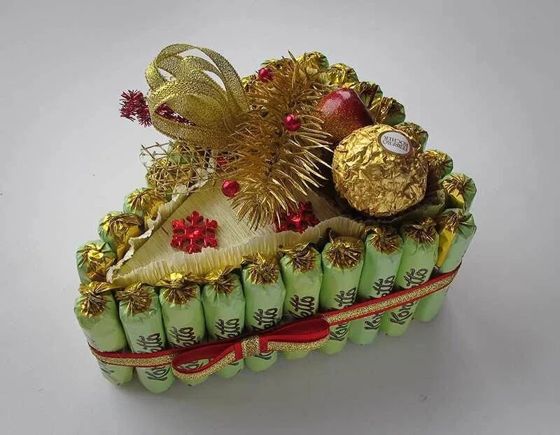 Подарок сделанный из конфет. Подарок из конфет. новогодние подарки из конфет. сладкие композиции для детей. новогодние подарки из конфет своими руками.