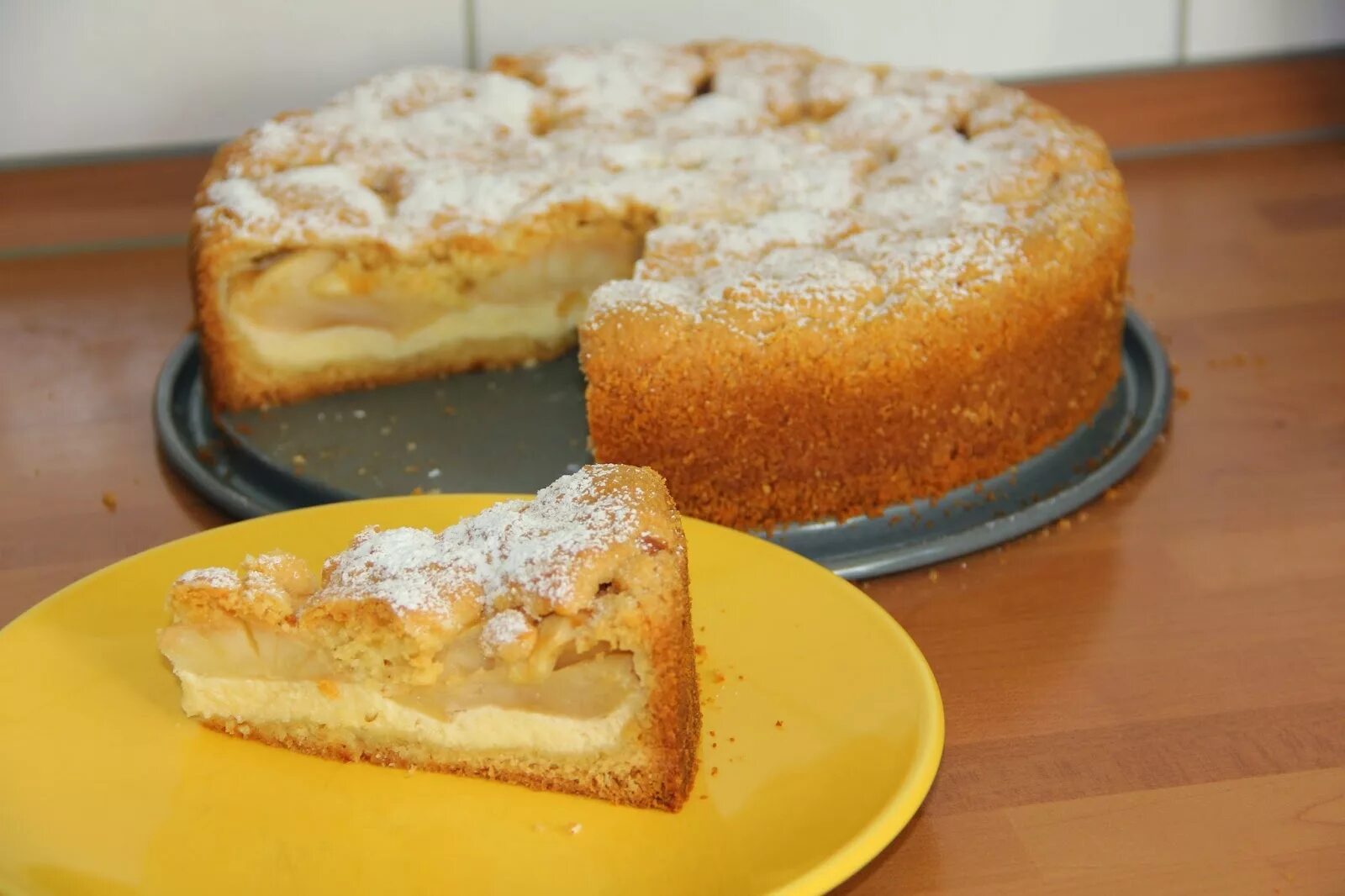 Песочный пирог с яблоками. Пирог песочный грушевый. Творожник пирог песочный. Яблочный пирог с крошкой. Песочный пирог с яблоками и крошкой сверху.