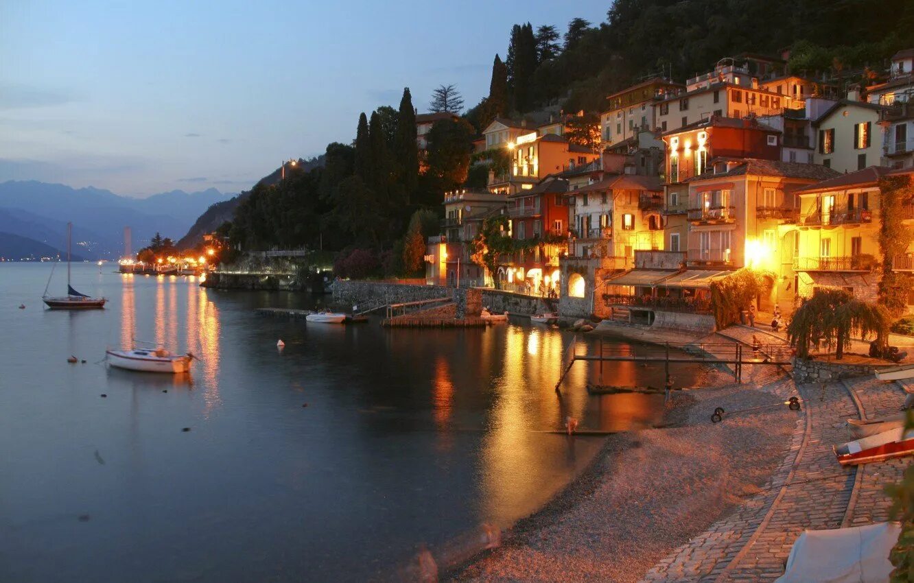 Провинция ломбардия озеро комо. Varenna италия. Озеро комо. Город комо италия. Гарда ломбардия.
