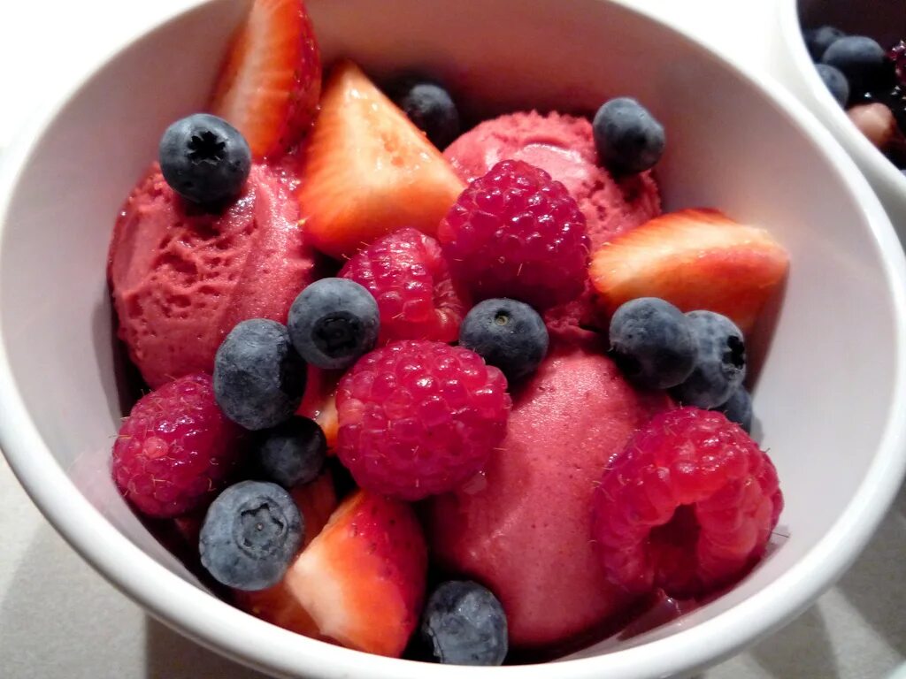 Мороженое из замороженных ягод. Домашнее фруктовое мороженое. Мороженое сорбет в банке. Мороженое с малиной. Мороженое из замороженных ягод.