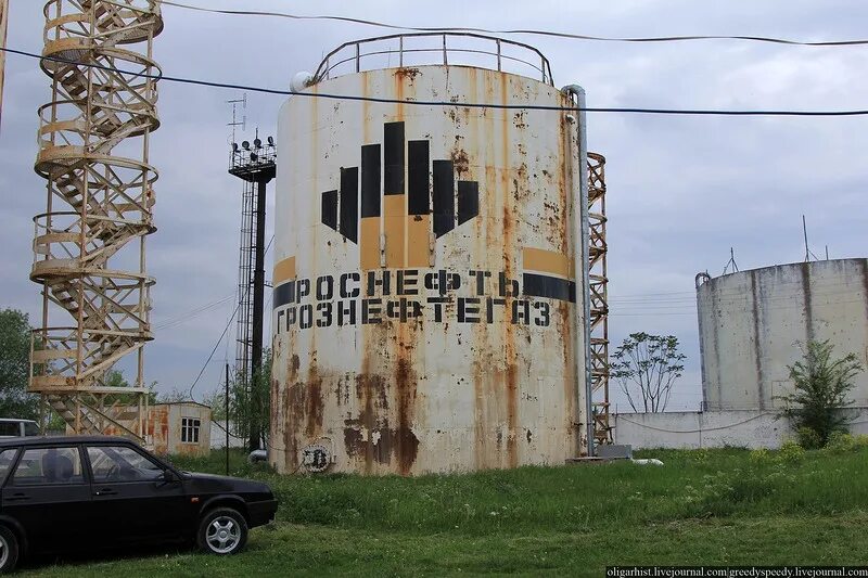 Нефтяные вышки в Чеченской Республике. Чеченская Республика нефть. Грозненская нефть. Месторождения нефти Чеченской Республики.