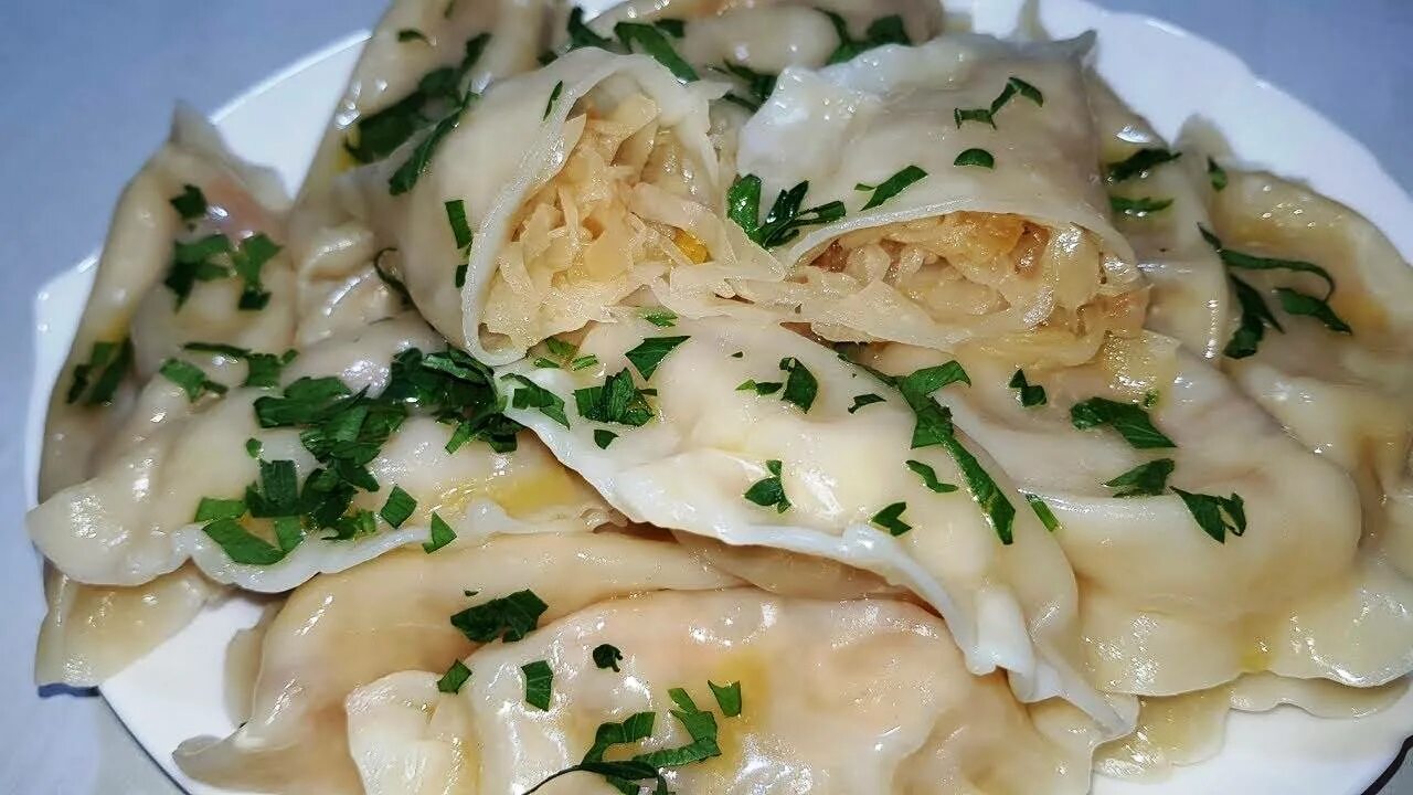 Вареники с капустой. Вареники с капустой. Красивый вареник. Вареники с квашеной капустой. Пельмени со свежей капустой рецепт.